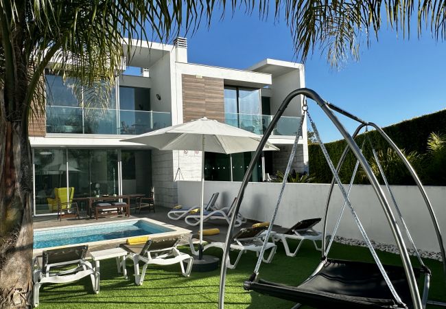 Modernes Ferienhaus mit Schwimmbad in Albufeira by Check-in Portugal