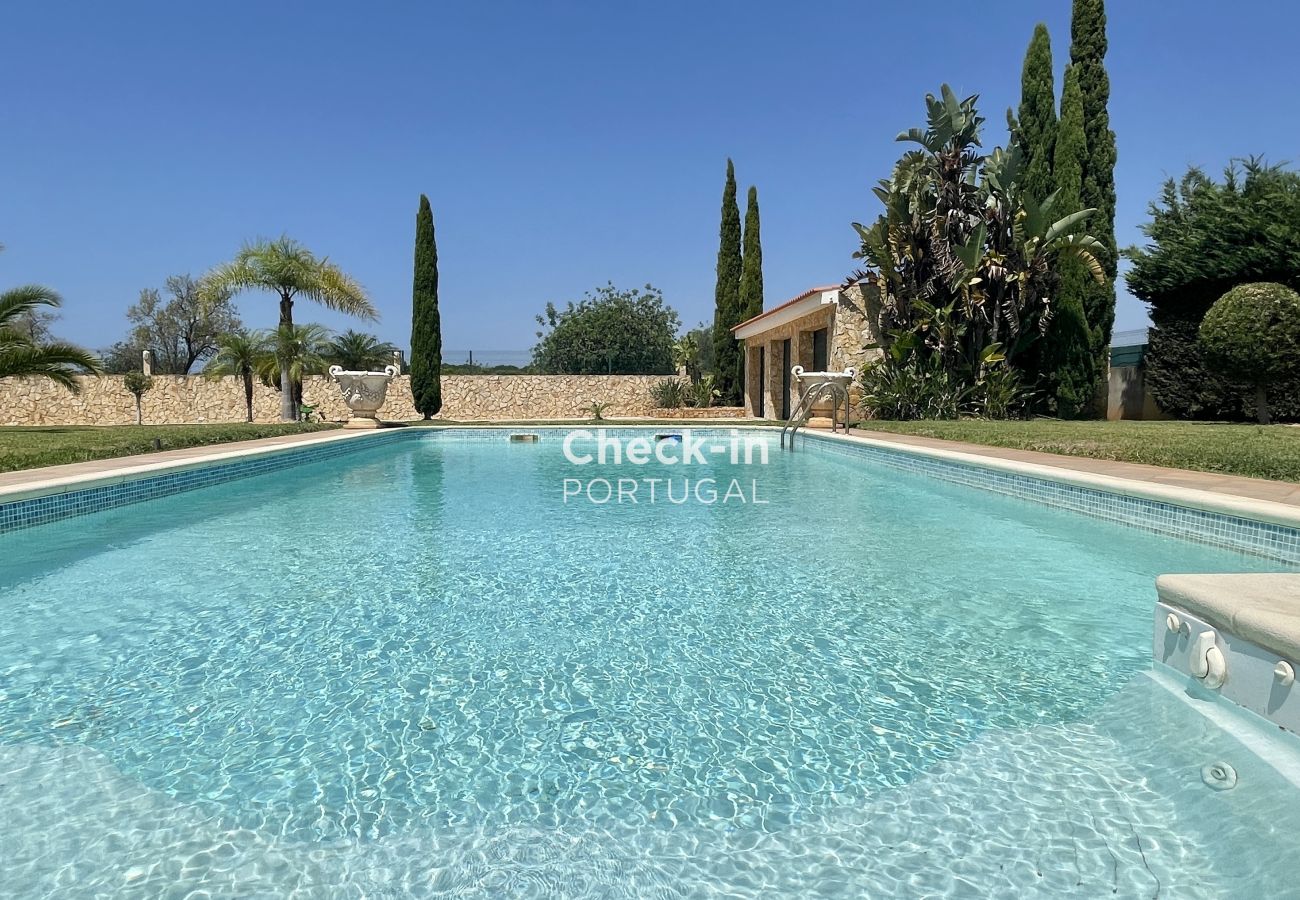 Pool; Villa; Garten; Außenbereich